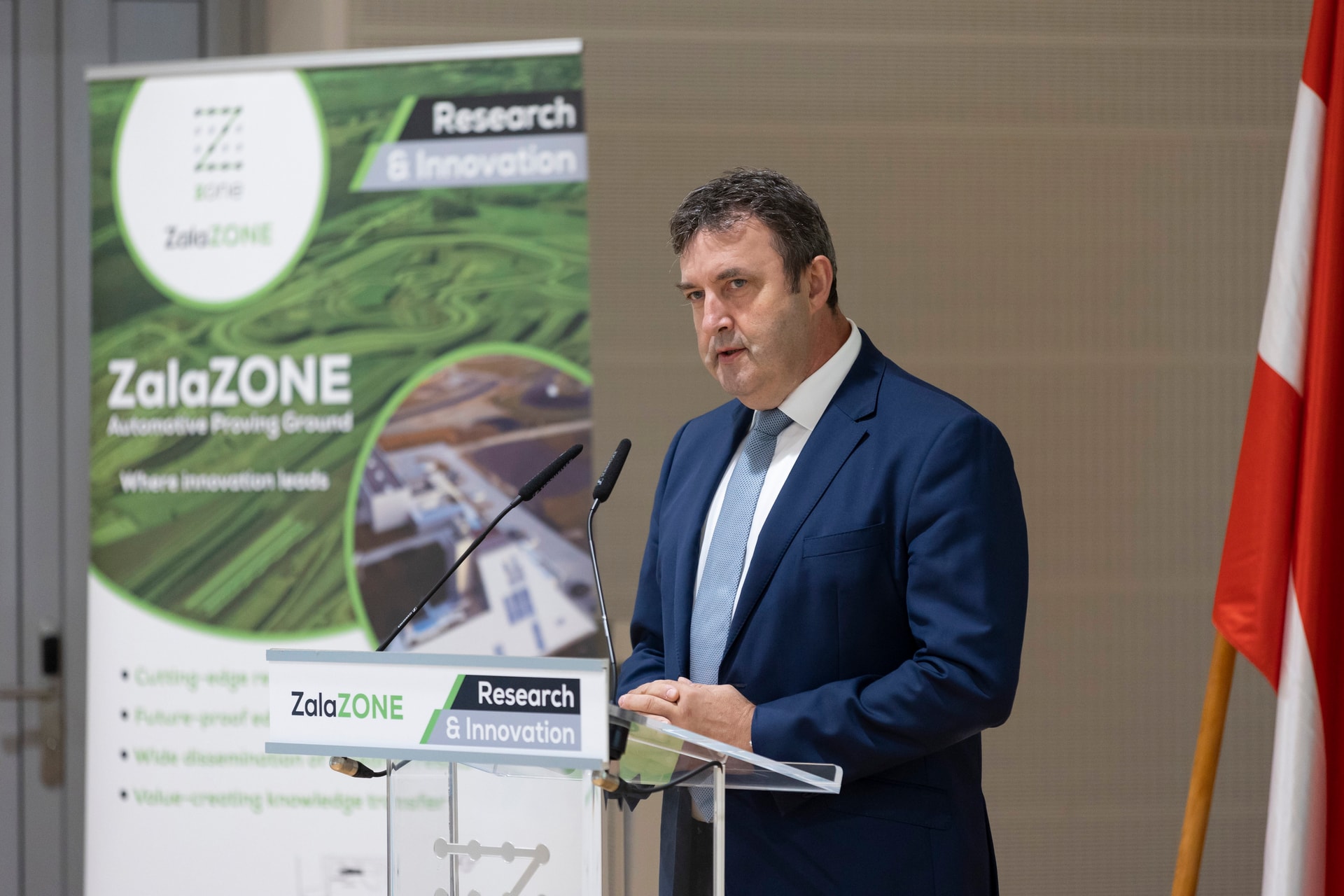 Palkovics: Nem kell 2035-től kivezetni a belsőégésű motorokat