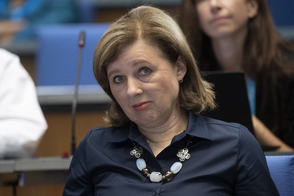 Vera Jourová elismerte a vereségét Orbán Viktorral szemben