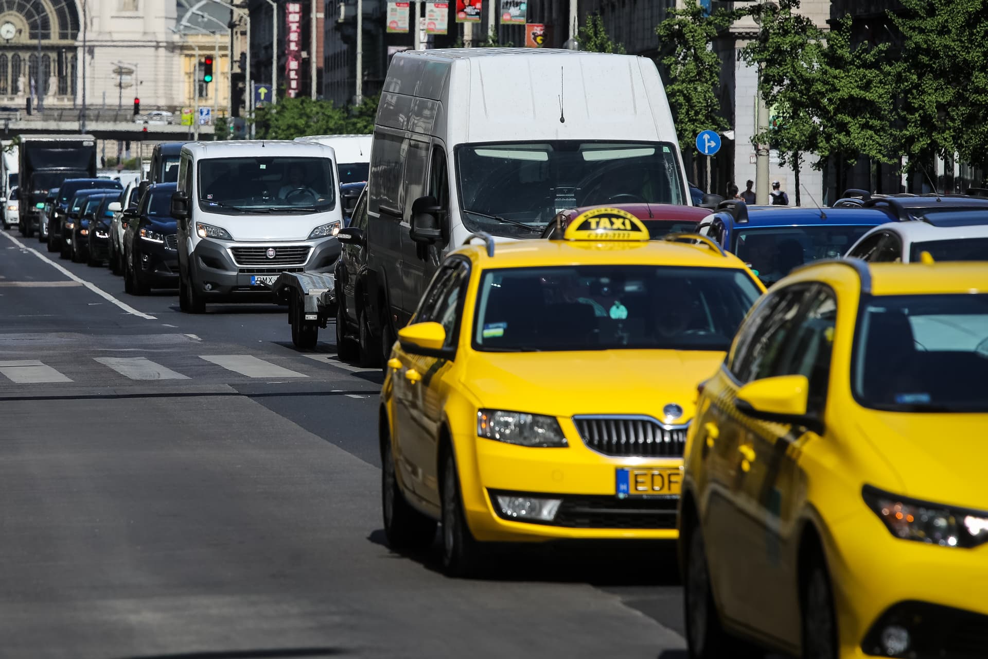 Komoly segítség a taxisoknak hatósági benzinár