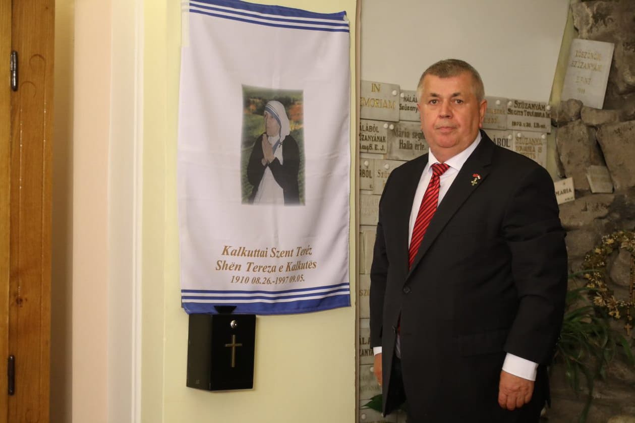 Teréz anya emléktáblát kapott Ajkán