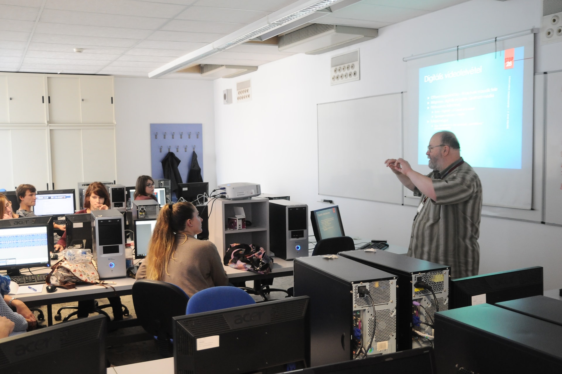 Súlyos hiány van informatikusokból Szerbiában