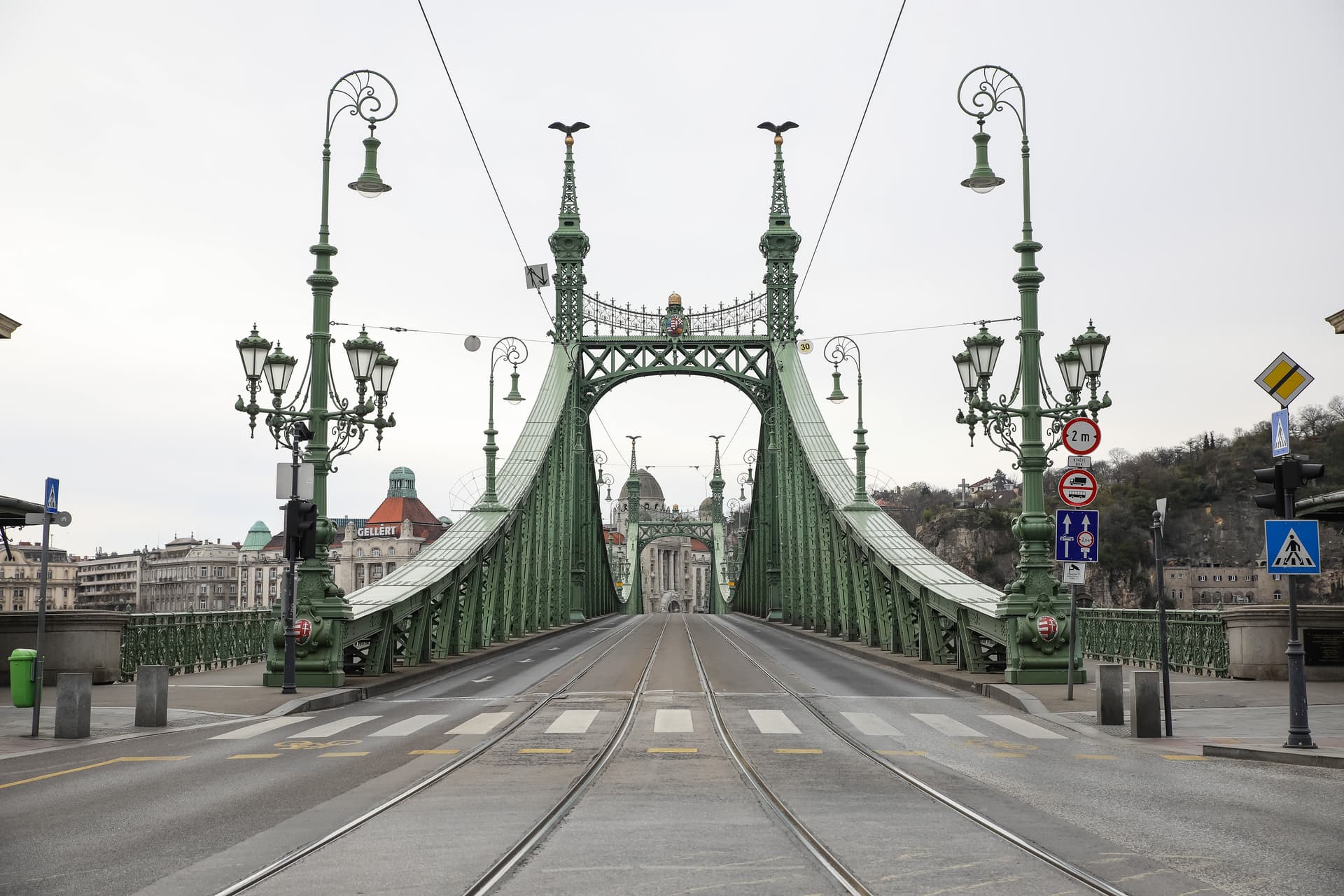 Valaki úgy döntött, megmássza a Szabadság hídat