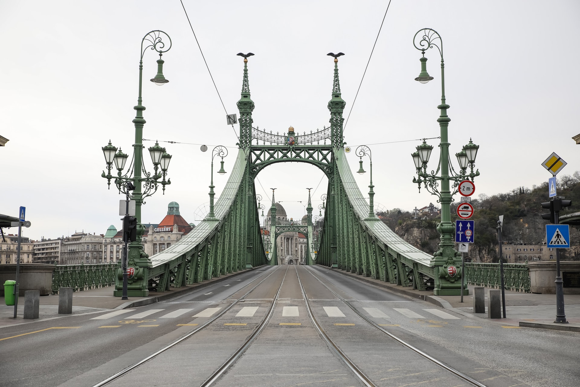 Valaki úgy döntött, megmássza a Szabadság hídat