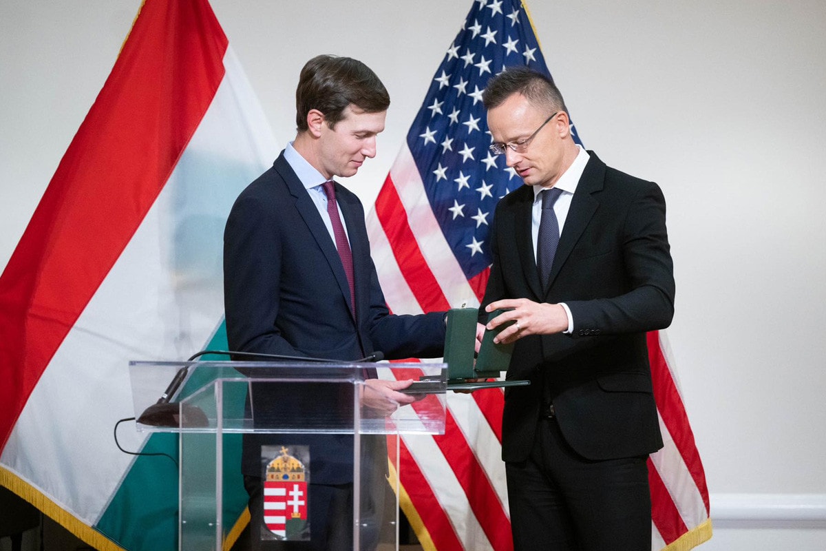 Szijjártó Péter kitüntette Jared Kushnert New Yorkban