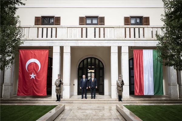 Orbán Viktor az energiabiztonságról és a migrációról is tárgyalt a török parlament elnökével