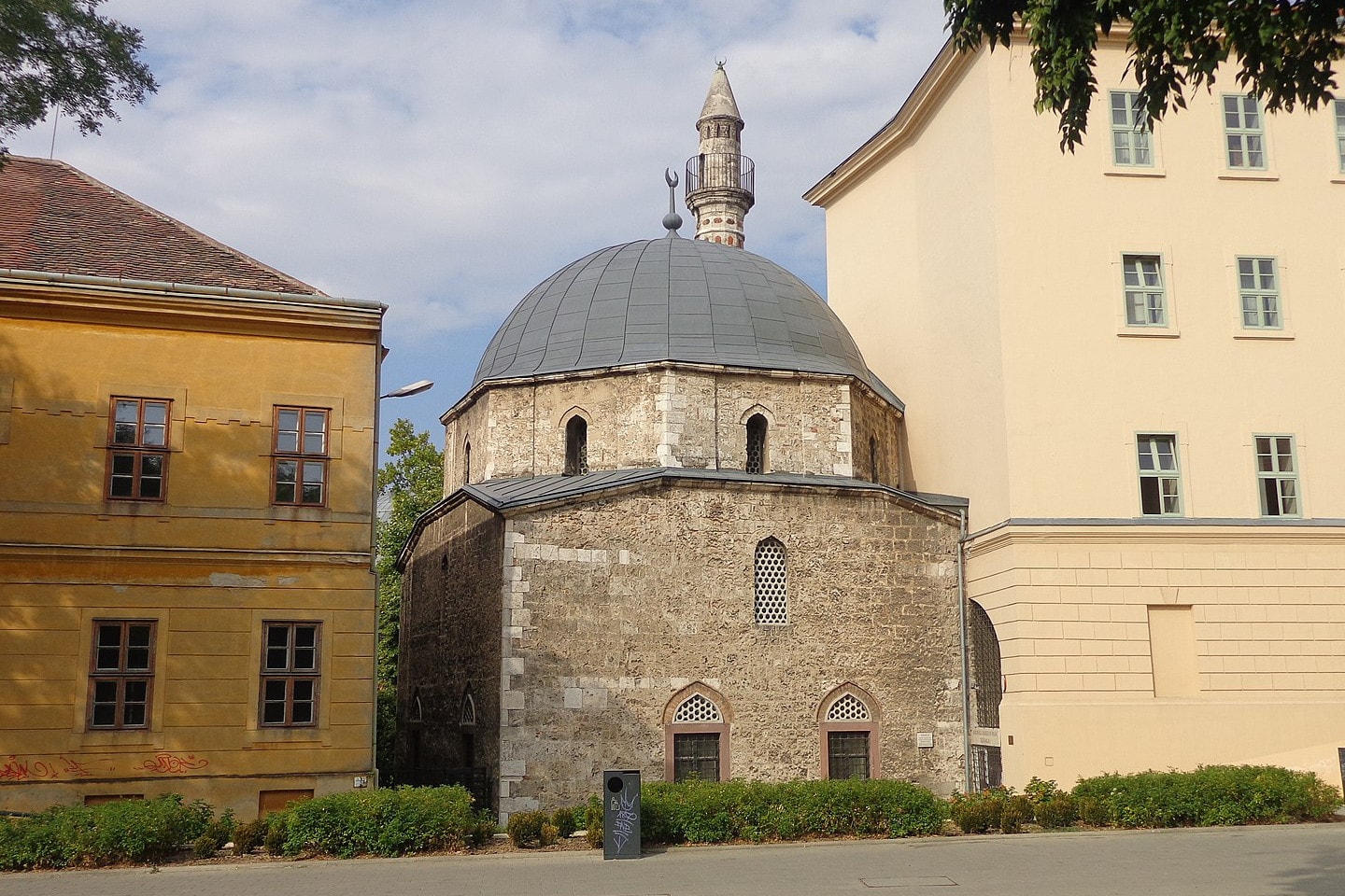 Itt nyugszik Platón, a pécsi mágus