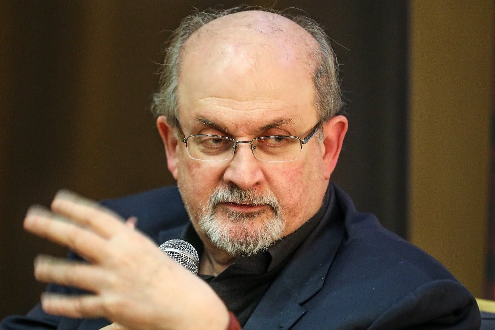 Salman Rushdie elvesztette látását az egyik szemére, egyik keze pedig lebénult