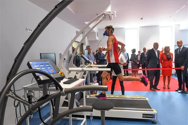 Átadták a Sportkórház felújított épületrészét a Karolina úton