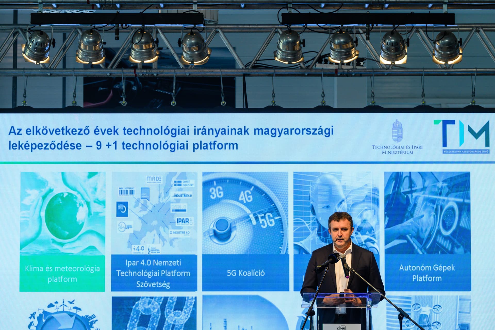 Palkovics: Olyan kihívások előtt áll az autóipar, mint 100 évvel ezelőtt
