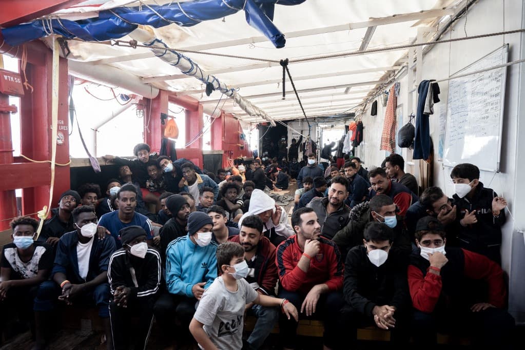 Kikötött a migránshajó