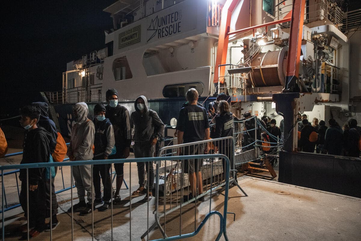 Migránsveszély: Róma nem enged a civil szervezetek és az Európai Bizottság nyomásának