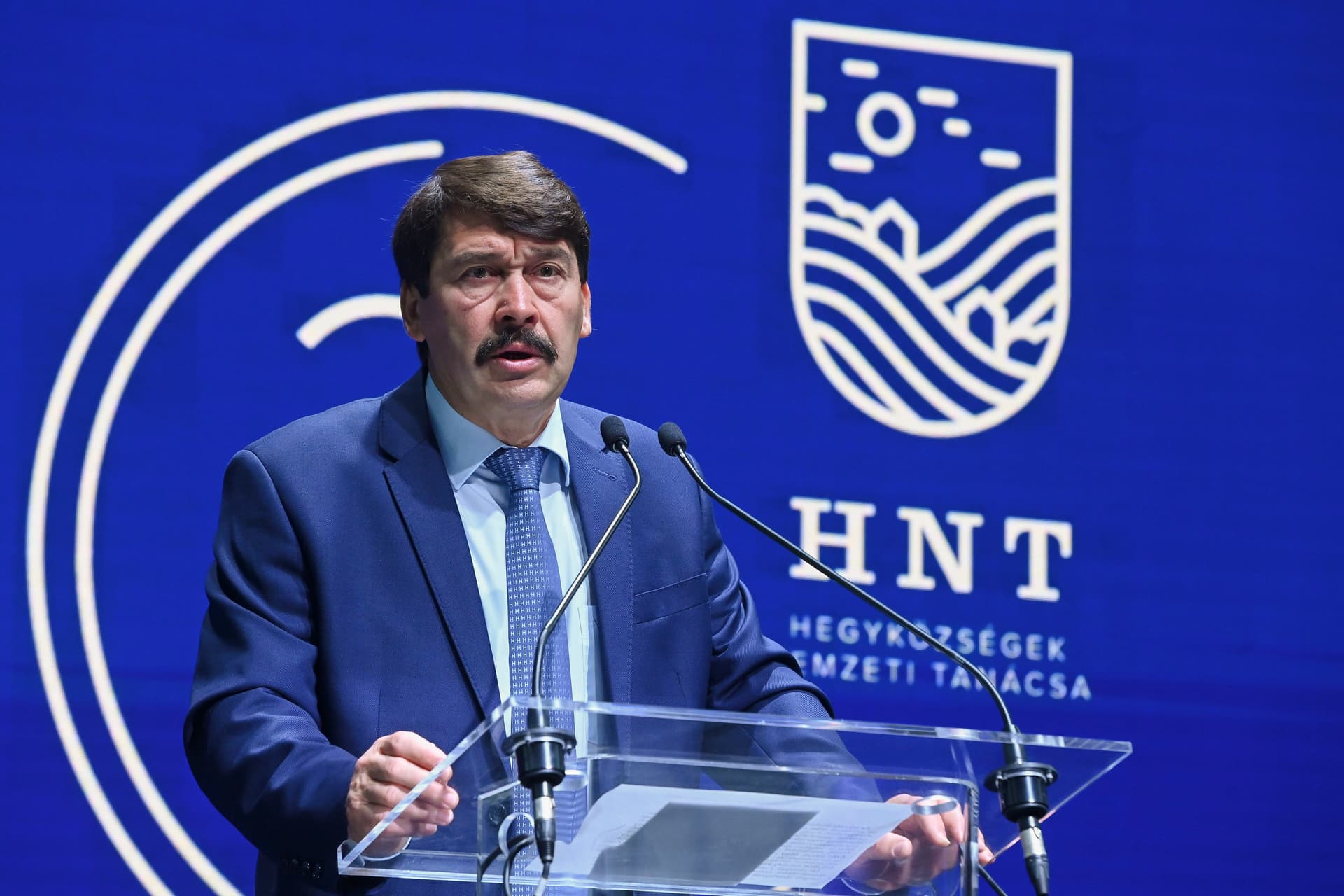 Áder János a marketingeszközök kibővítésére biztatta a magyar borászokat