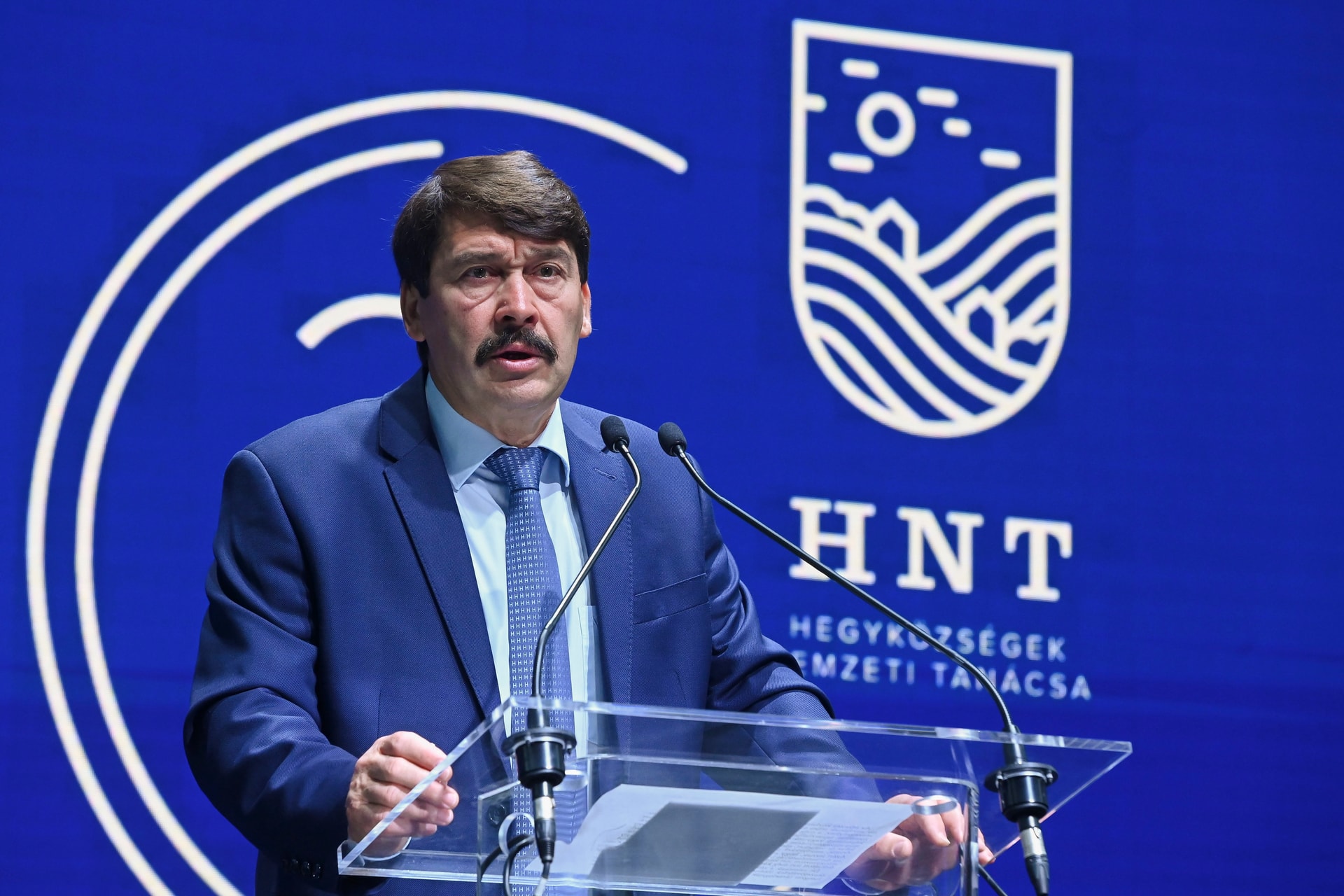 Áder János a marketingeszközök kibővítésére biztatta a magyar borászokat