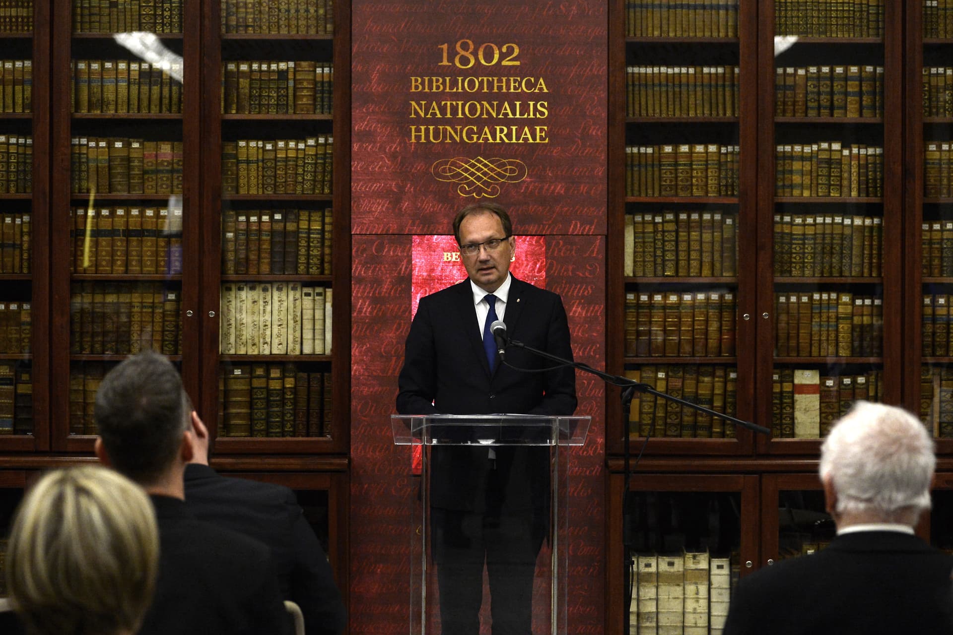 Hoppál Péter: A könyvtárak az írott, rögzített kultúra őrzői és továbbadói