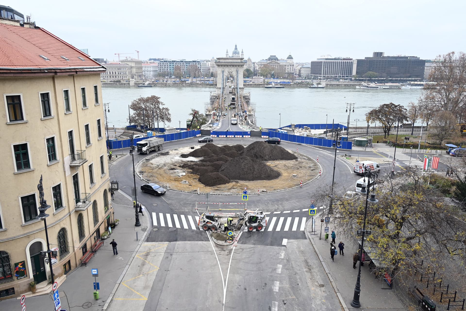 Befejeződött a Clark Ádám téri körforgalom visszaépítése