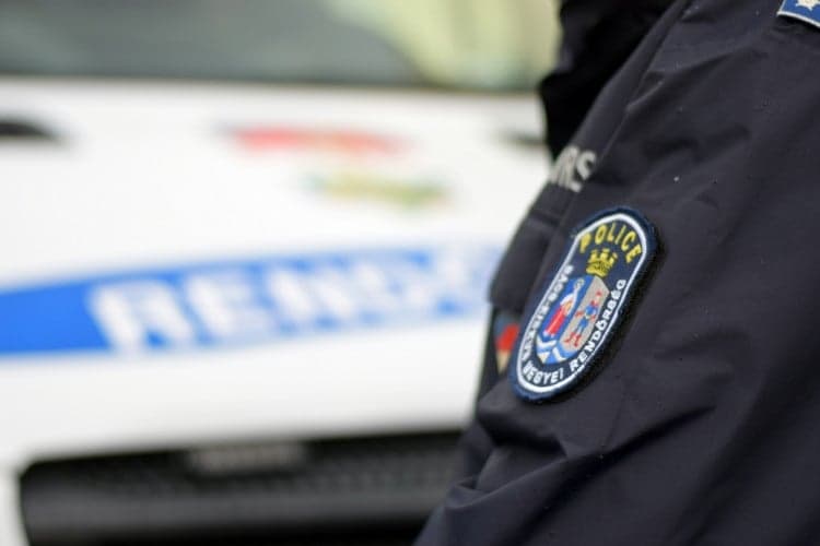 Drámai életmentés történt Óbudán, egy rendőrt kórházba vittek