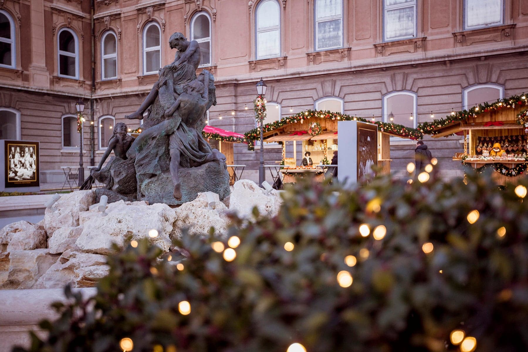 Kézműves vásár, koncertek, vezetett séták a Várkert Bazár adventi programjában