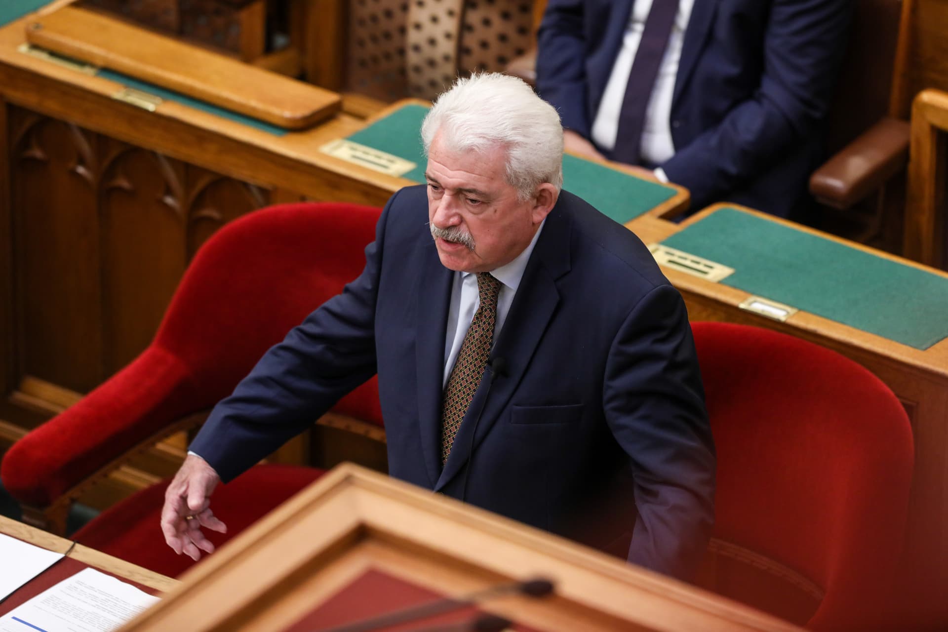 Átlagbér, nyugdíjak és oltások a T. Ház asztalán