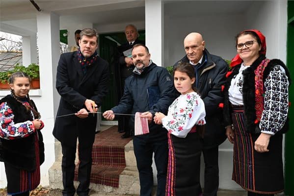 Magyar házat avattak Csángóföldön