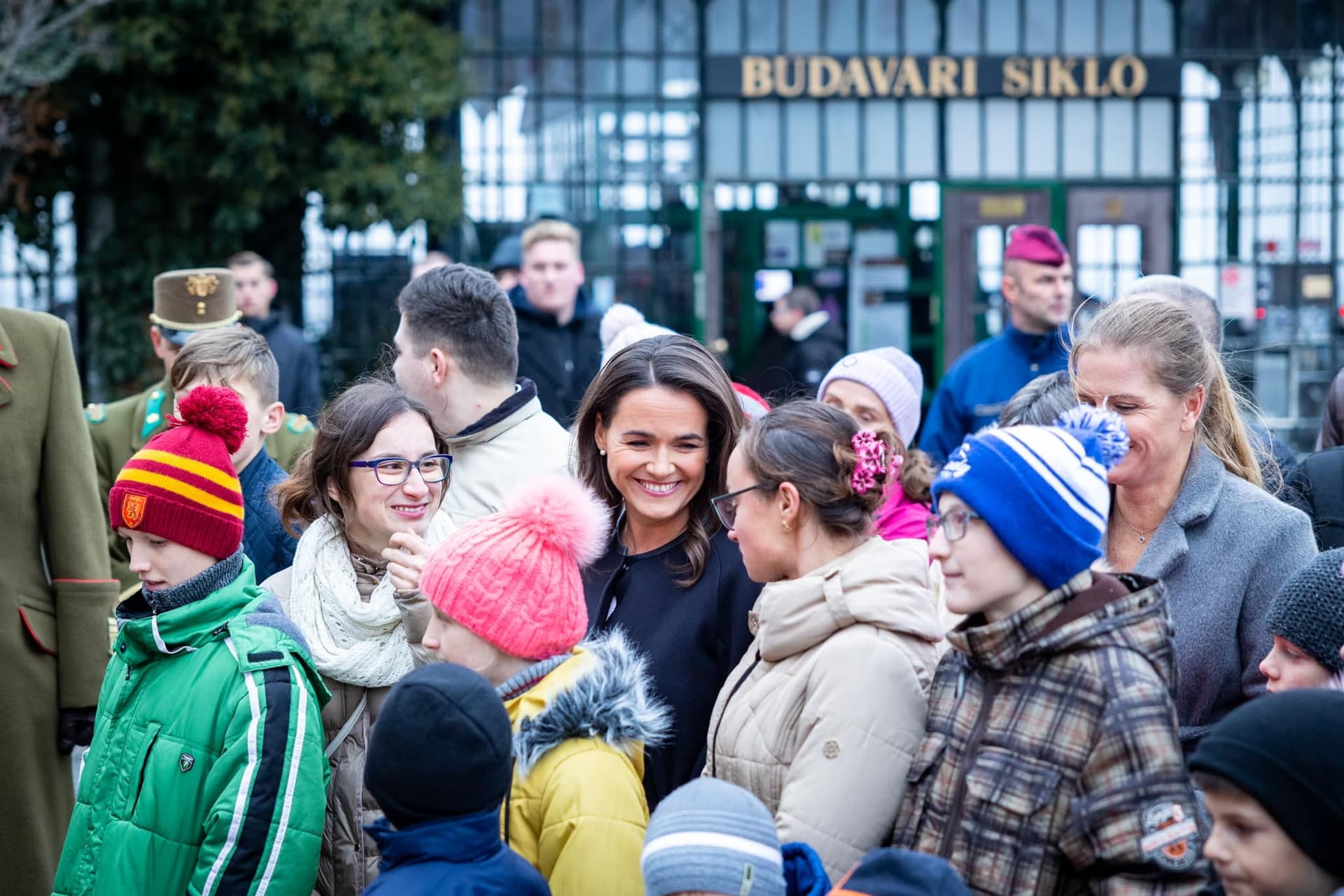 Kárpátaljai gyerekeket fogadott a Sándor-palotában Novák Katalin