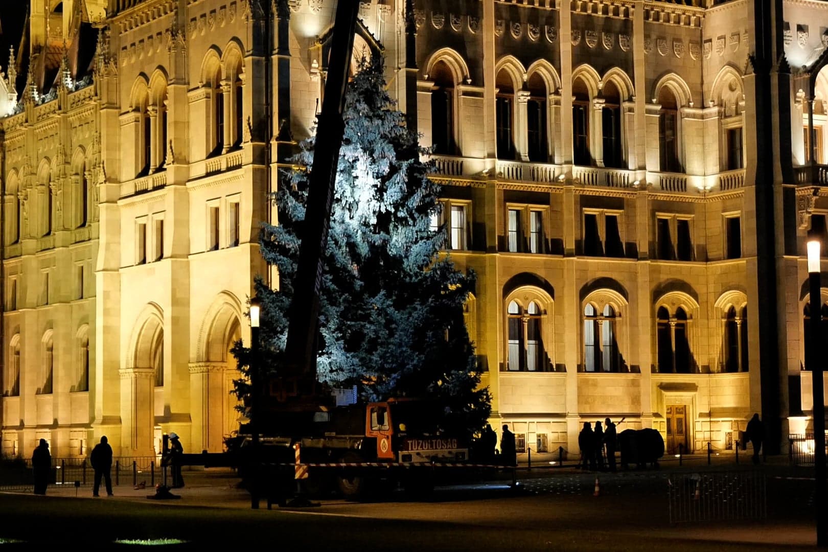 Díszítésre vár az ország karácsonyfája - Videó
