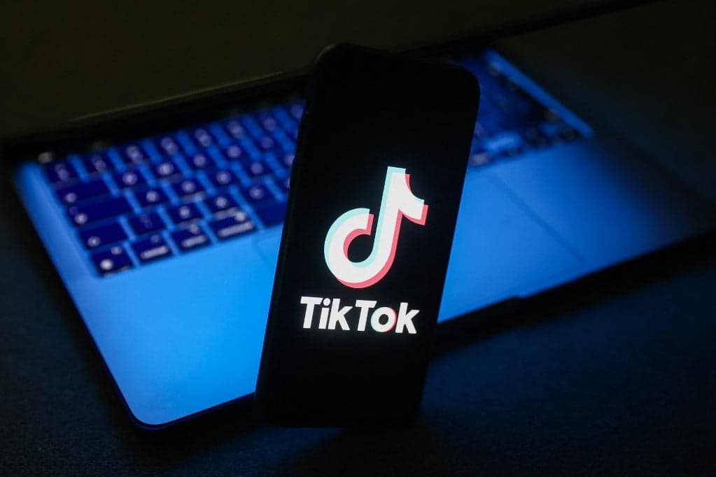 Tilos lesz a kormányzati munkahelyeken a TikTok