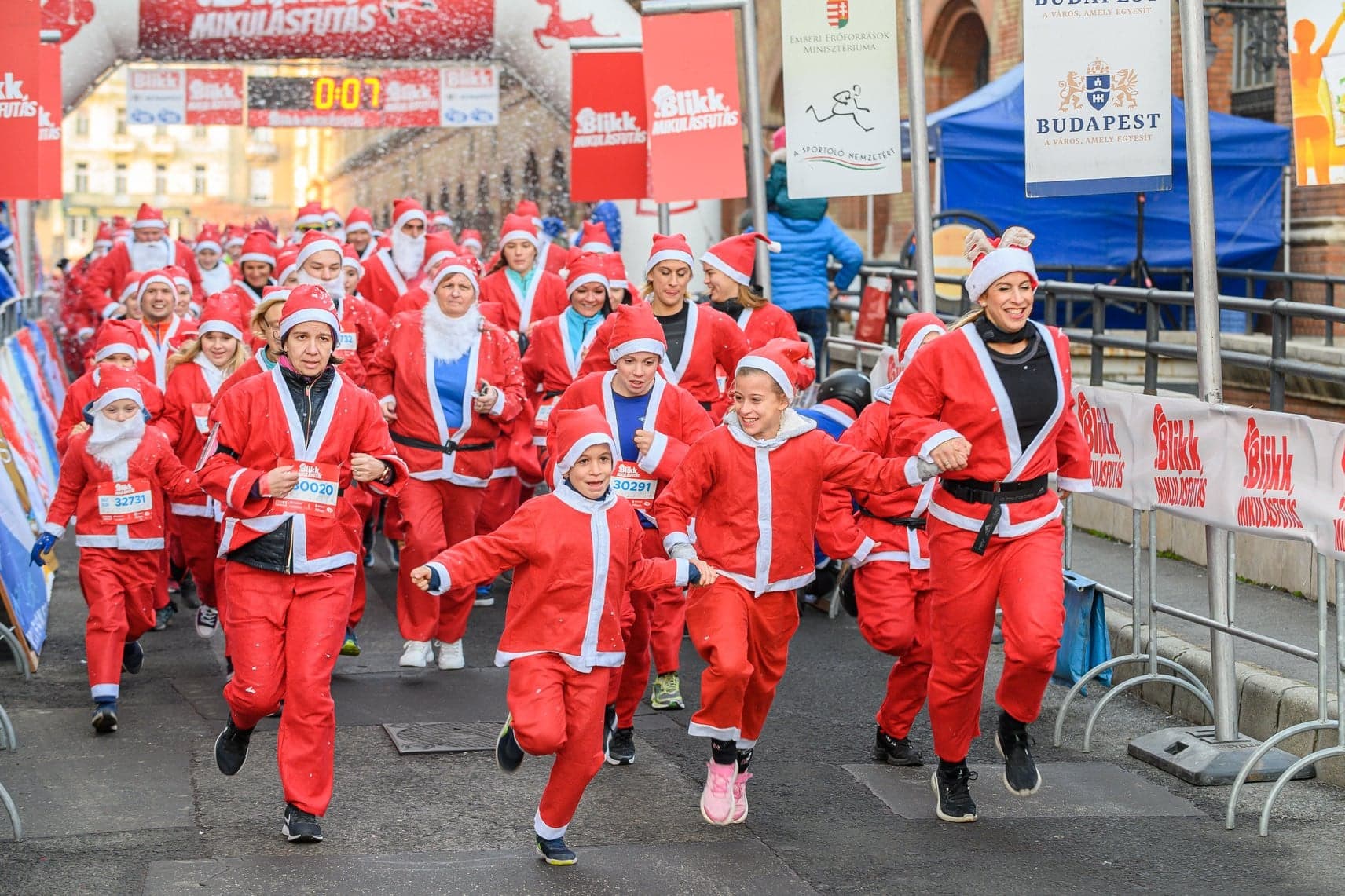 Forgalomkorlátozások lépnek érvénybe Budapesten a Mikulásfutás miatt