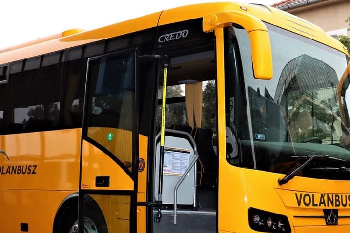 Megfenyegette a buszsofőrt, hogy nyakon szúrja