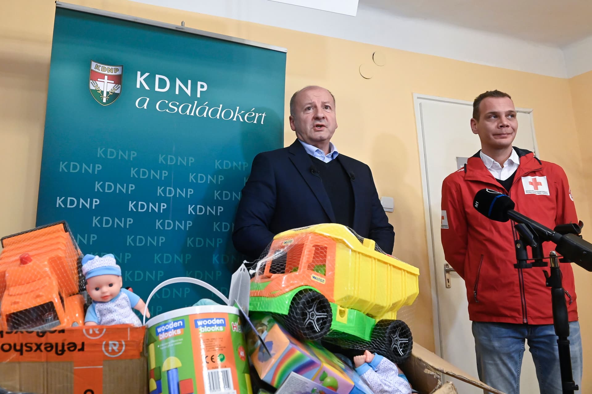 Karácsonyi ajándékcsomagokat adott át a KDNP-frakció