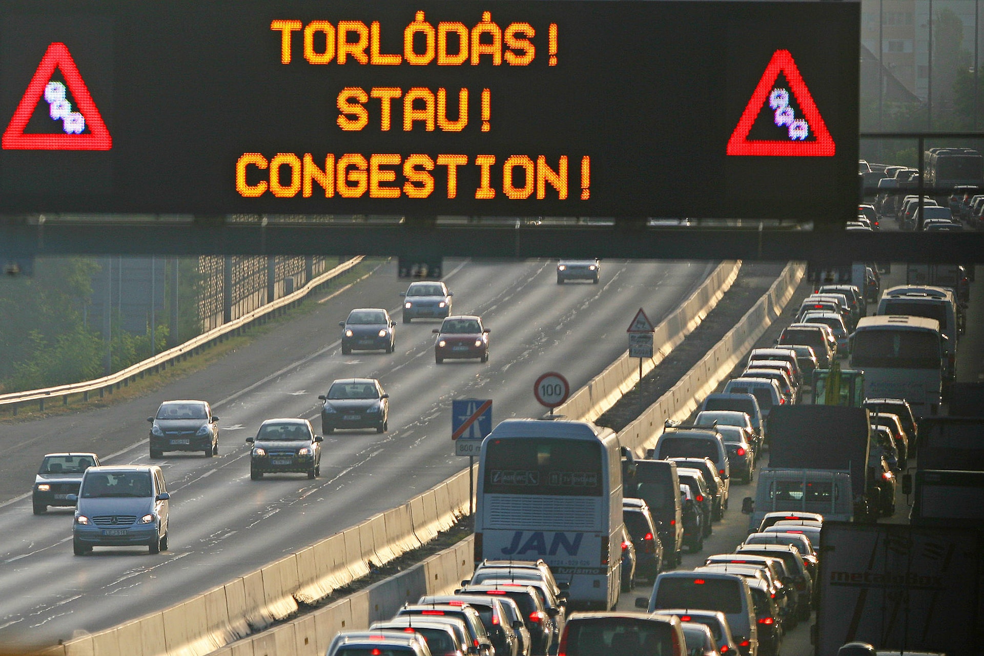 Tizenöt kilométeres a torlódás az M5-ös autópályán, a főváros felé
