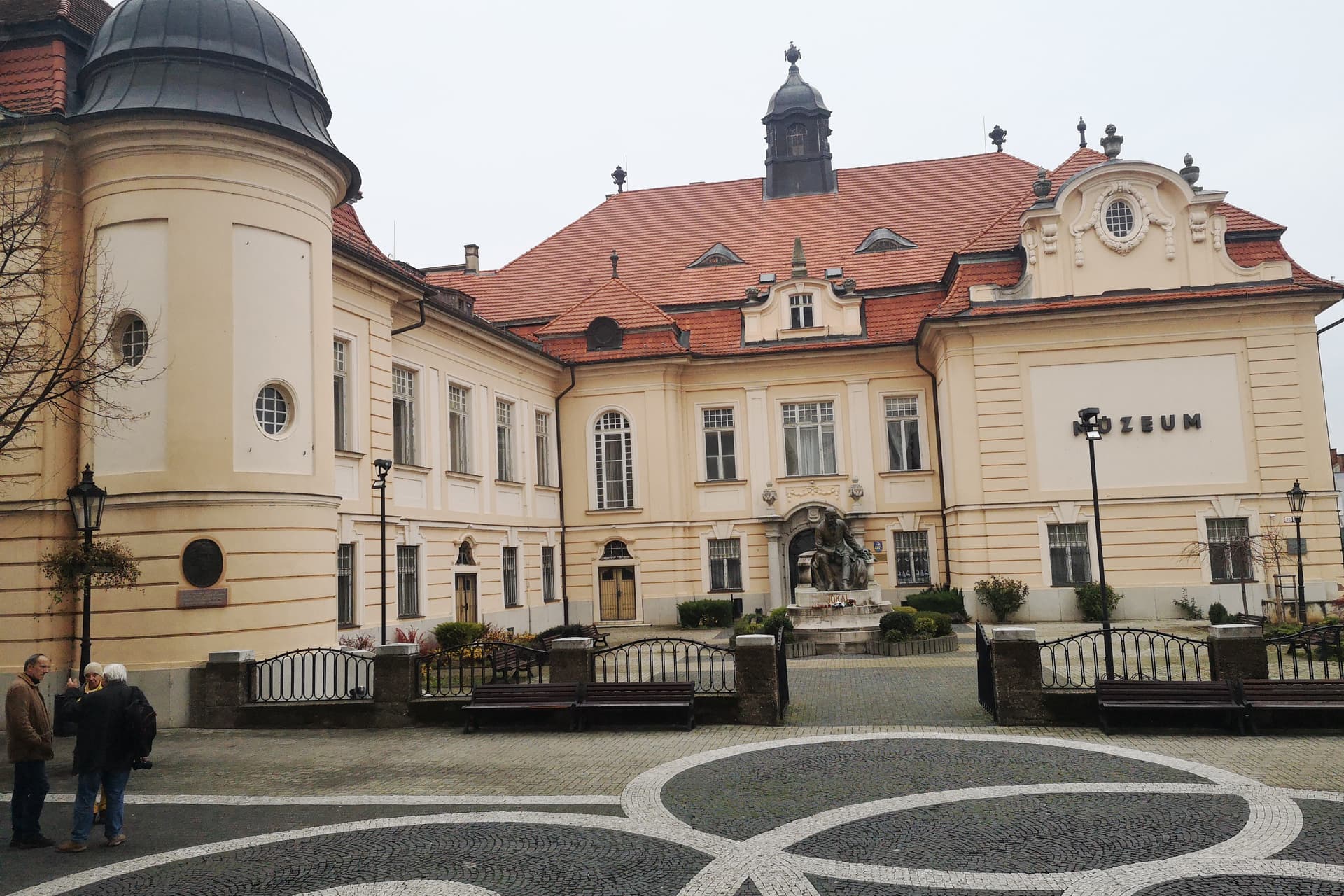 Révkomárom száműzött szobrai