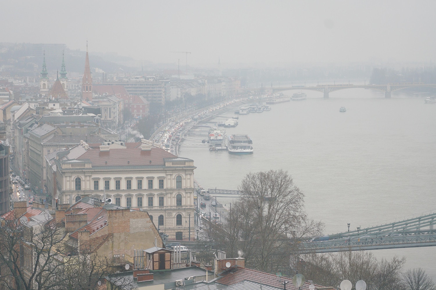 Marad az enyhe idő, de vasárnap már széllel kell számolni