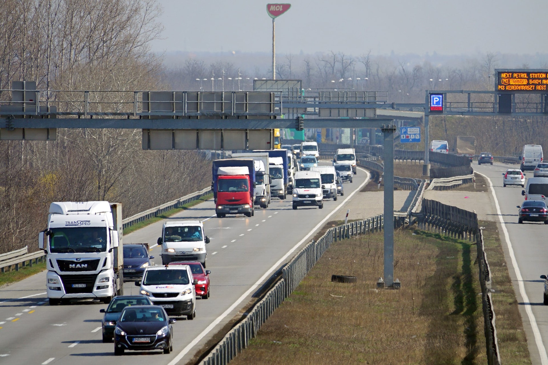 Baleset miatt alakul a gigadugó az M0-s autóút déli szektorán