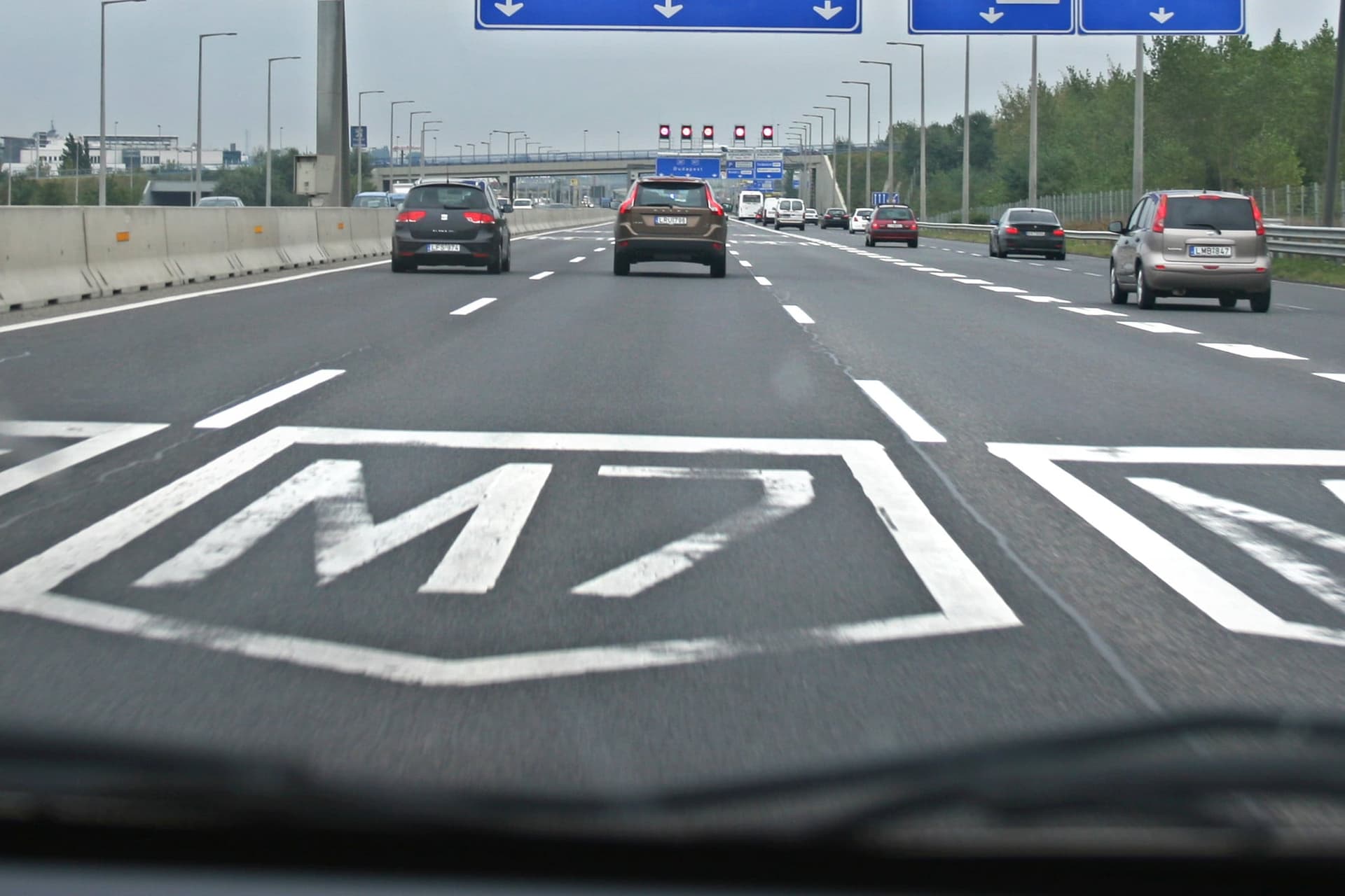 Hatalmas a torlódás az M7-esen Érdnél