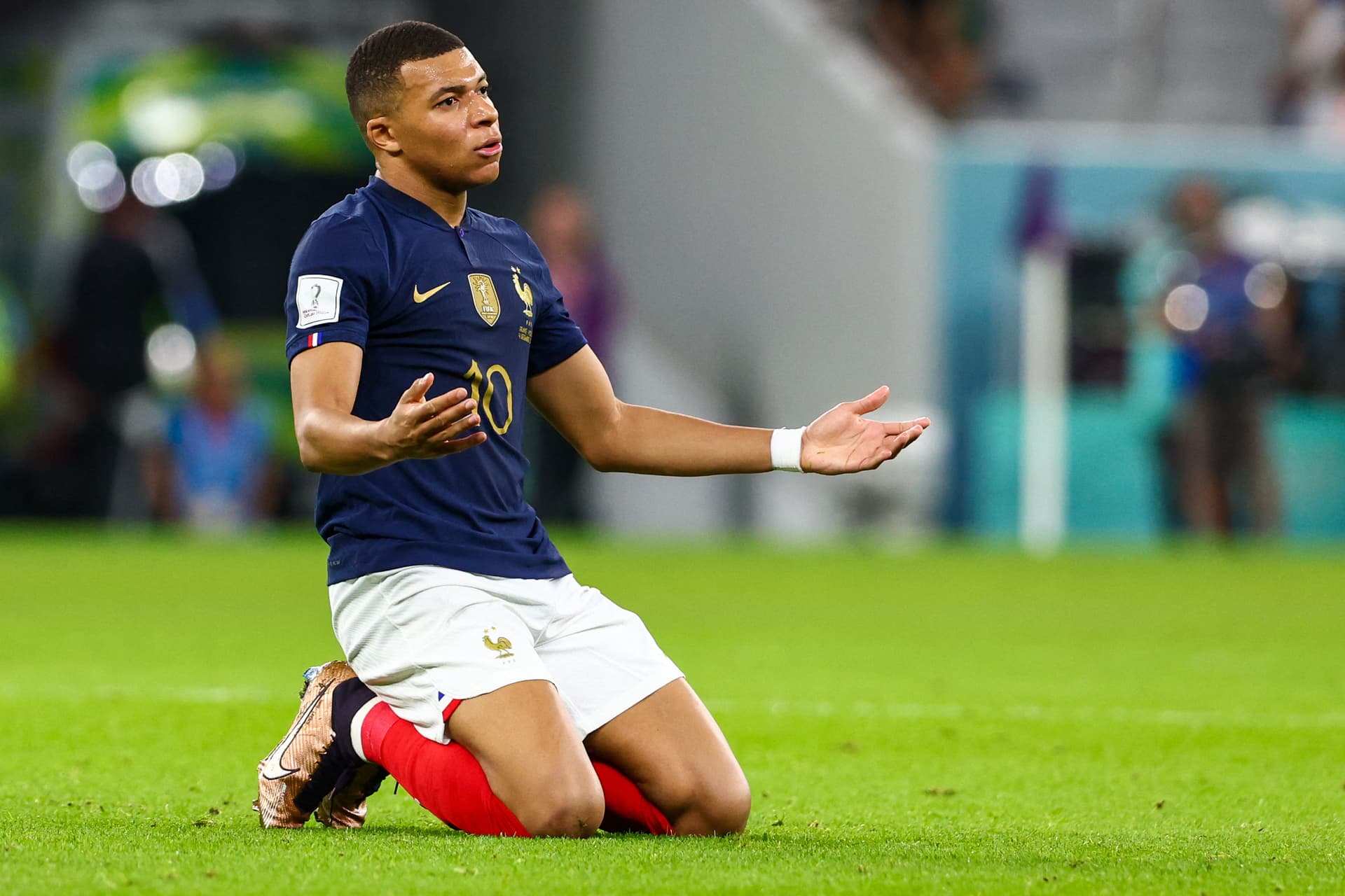 Mbappé fizet, és szóba állt az újságírókkal