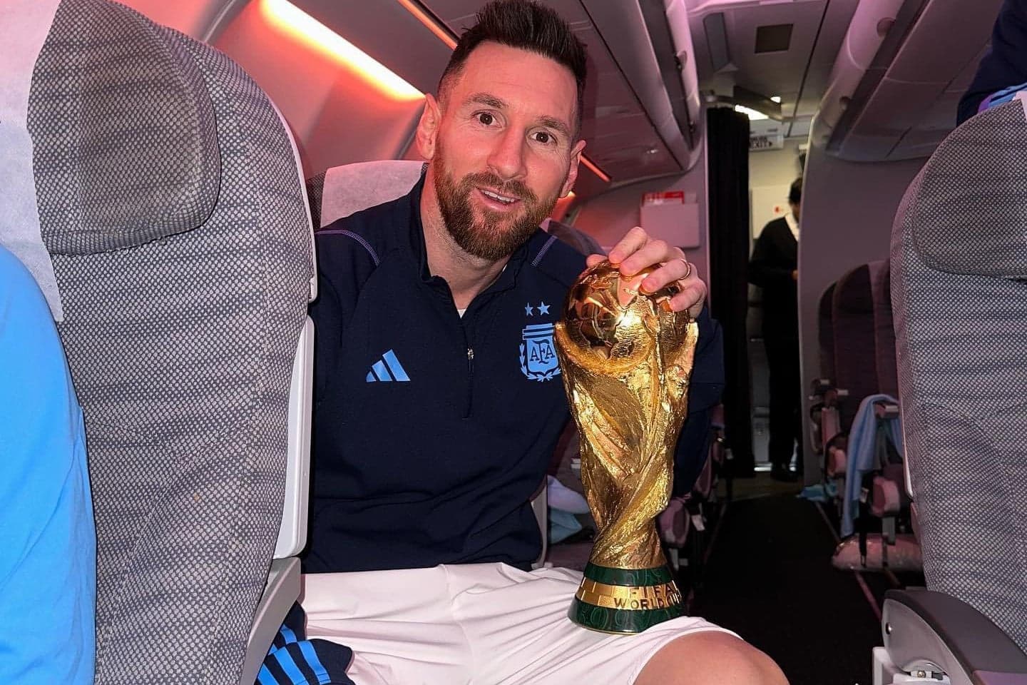 Az argentin vb-győztes, aki fejest ugrott egy kukába