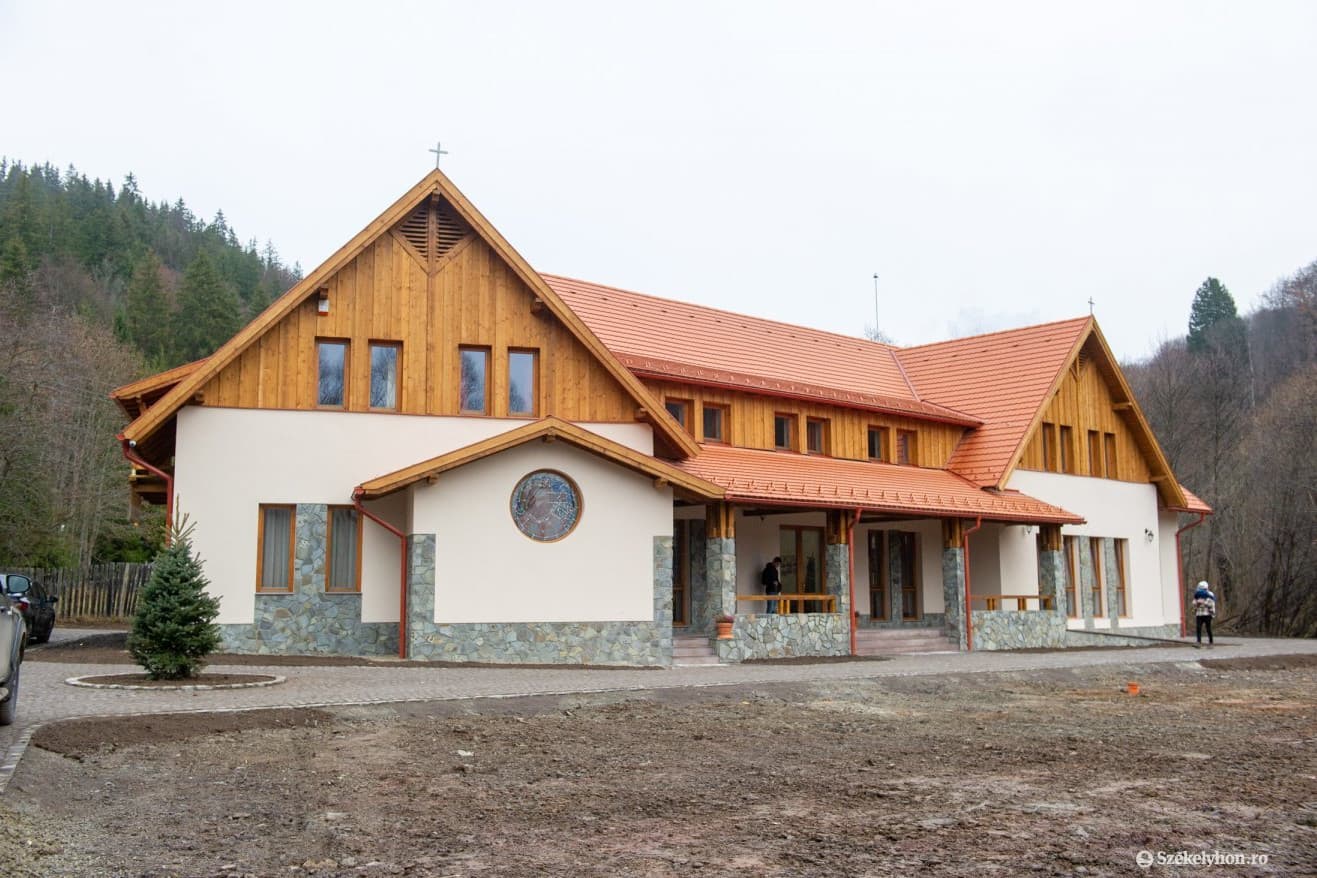 Magyar állami támogatással épült katolikus ifjúsági házat avattak Székelyföldön
