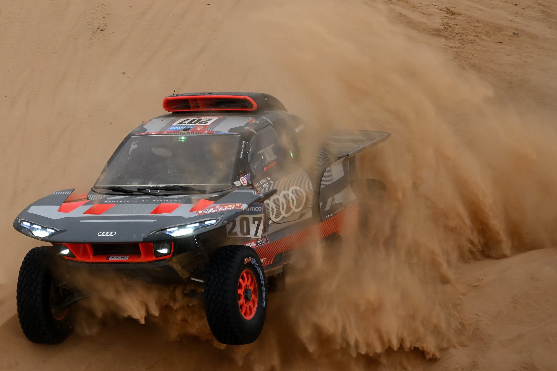 Sainz a végső siker kapujában