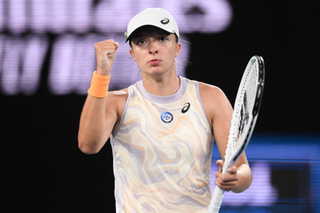 Wimbledon: Meccslabdákat hárítva jutott tovább Swiatek, túlórázni kényszerül Djokovics