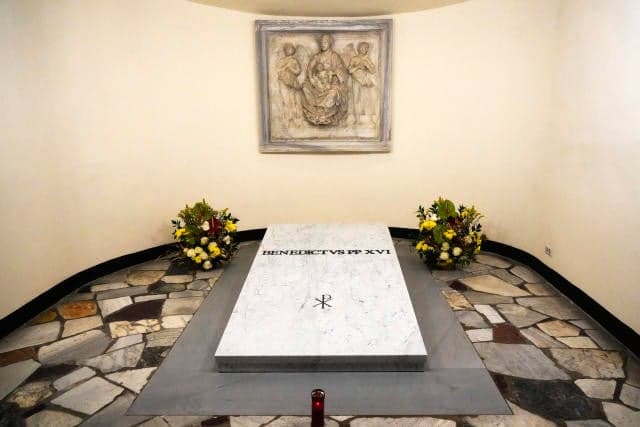 Látogatható XVI. Benedek sírja a Szent Péter-bazilikában