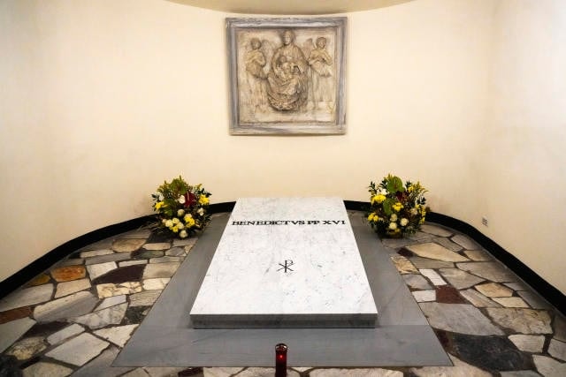 Látogatható XVI. Benedek sírja a Szent Péter-bazilikában