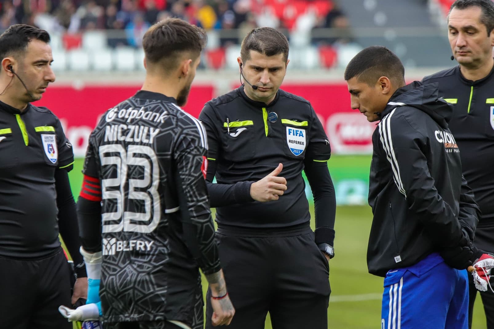Magyarellenes skandálás miatt lefújtak egy román focimeccset + VIDEÓ