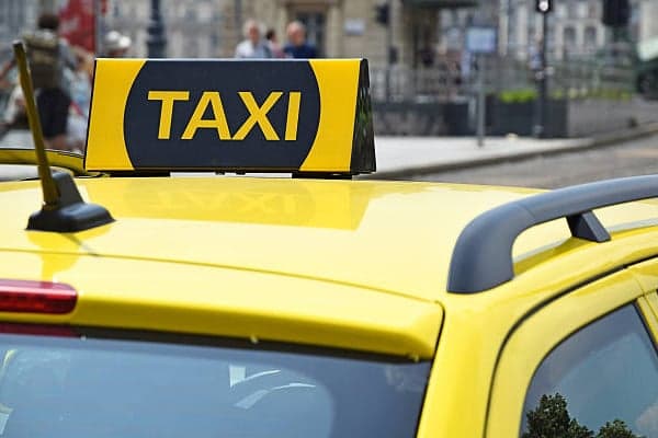 Taxisra támadt, erre úgy megverték, hogy őt kellett kórházba szállítani