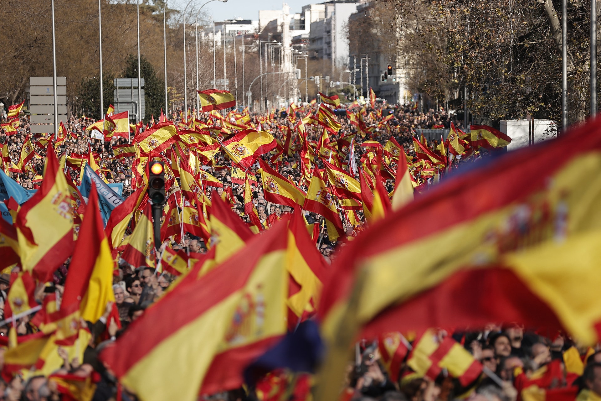 Tízezrek tüntettek Pedro Sánchez baloldali kormánya ellen