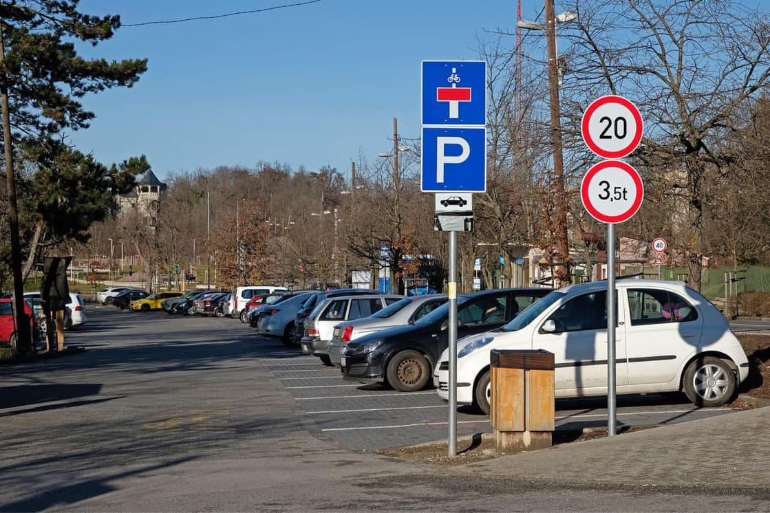 Hétvégén fizetős lesz a Normafánál az Eötvös úti parkoló