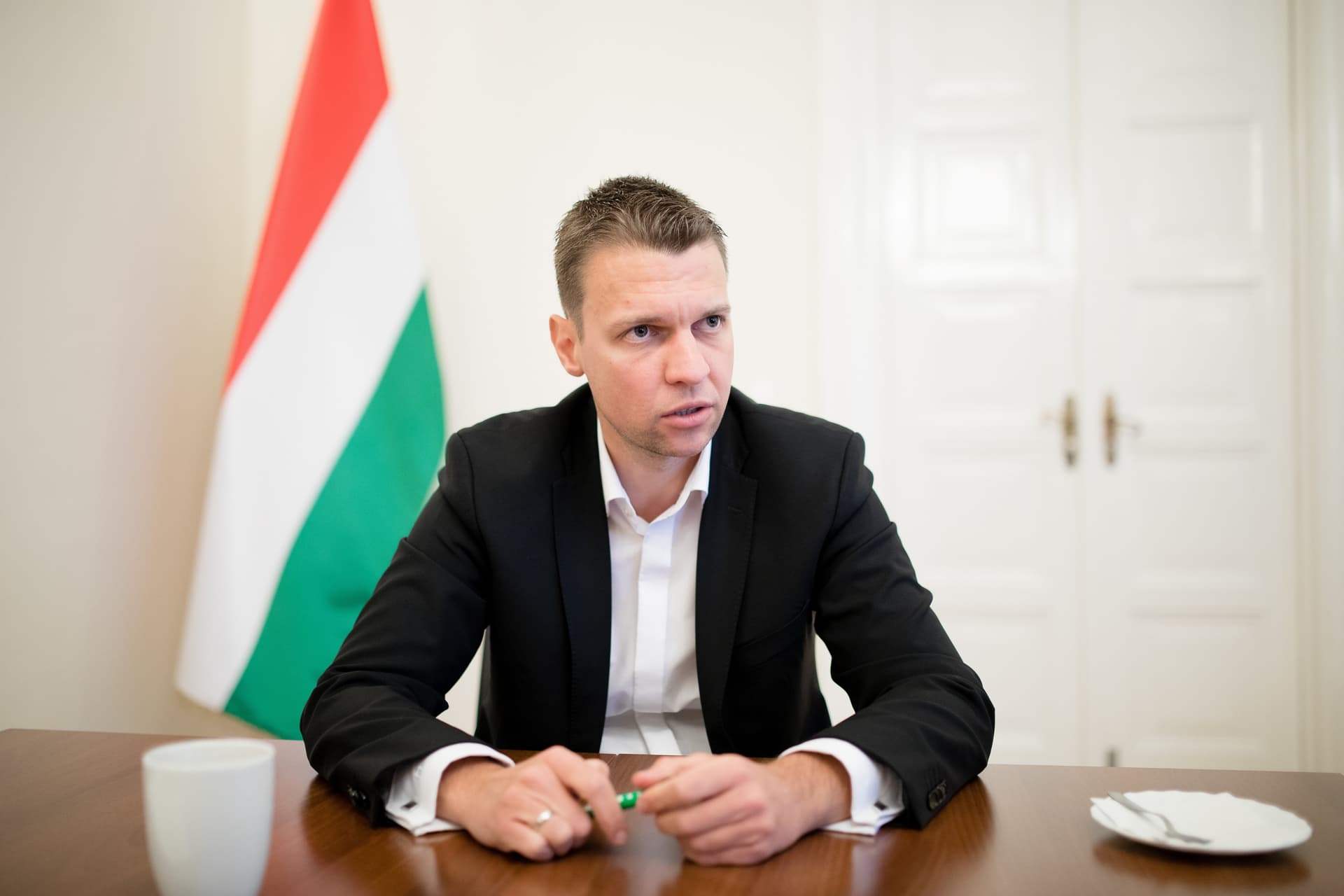 Menczer Tamás: A szlovák külügyminiszter hisz a fegyverszállításokban, de a harctéren csak halál van