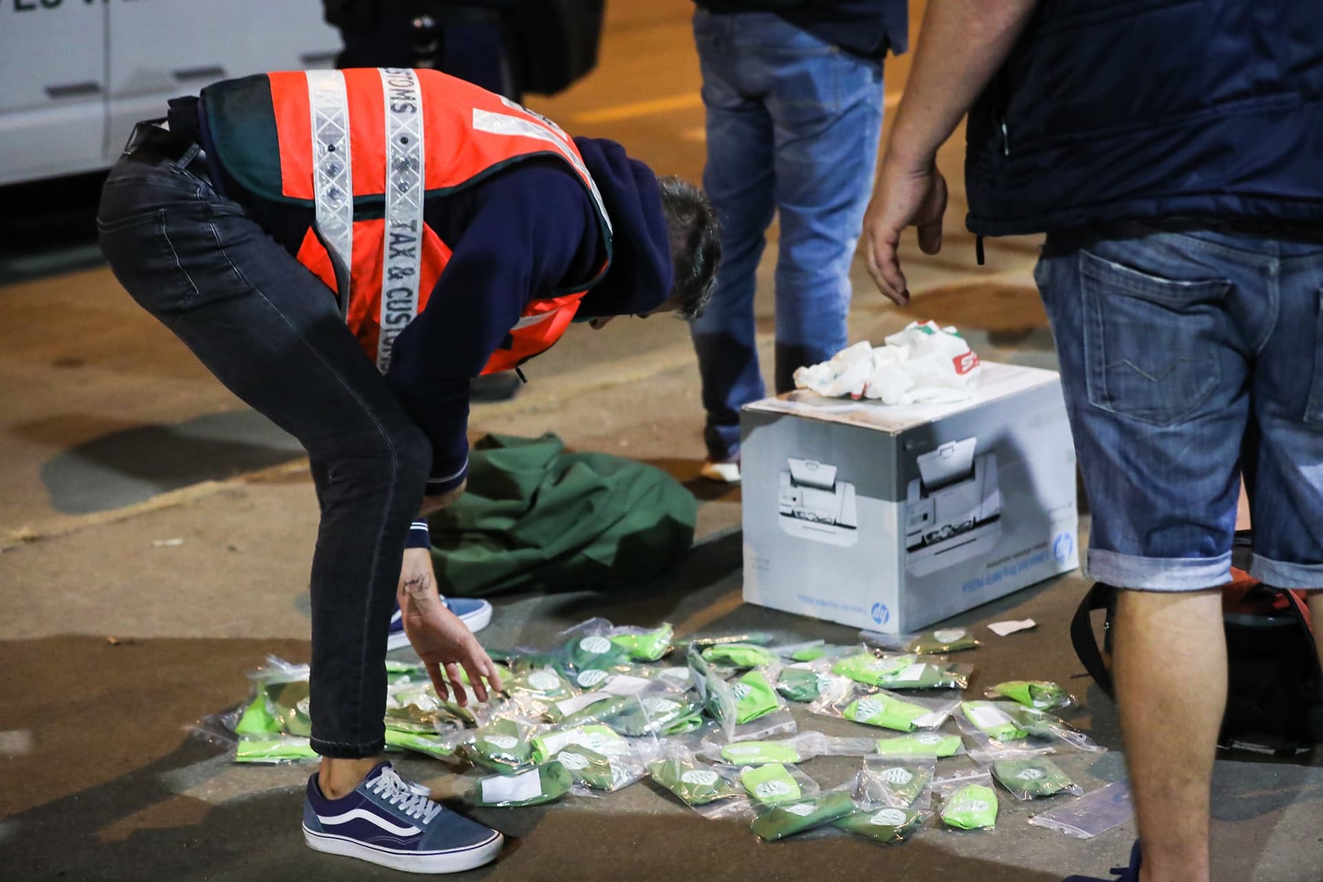 Zárjegy nélküli cigarettát árult egy férfi a fiával egy kecskeméti piacon
