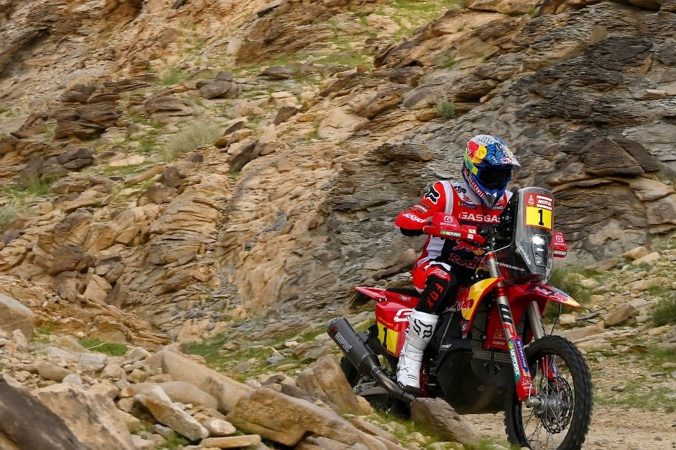 Bukott a Dakar-rali címvédője, az első napon kiszállt