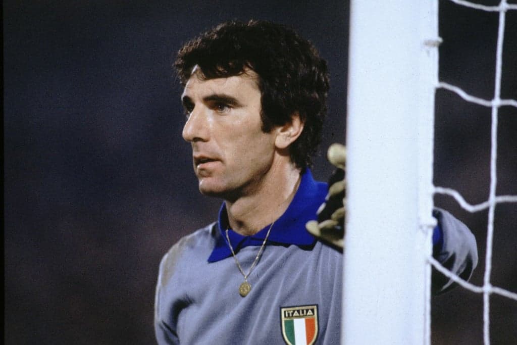 Ellopták Dino Zoff kesztyűit