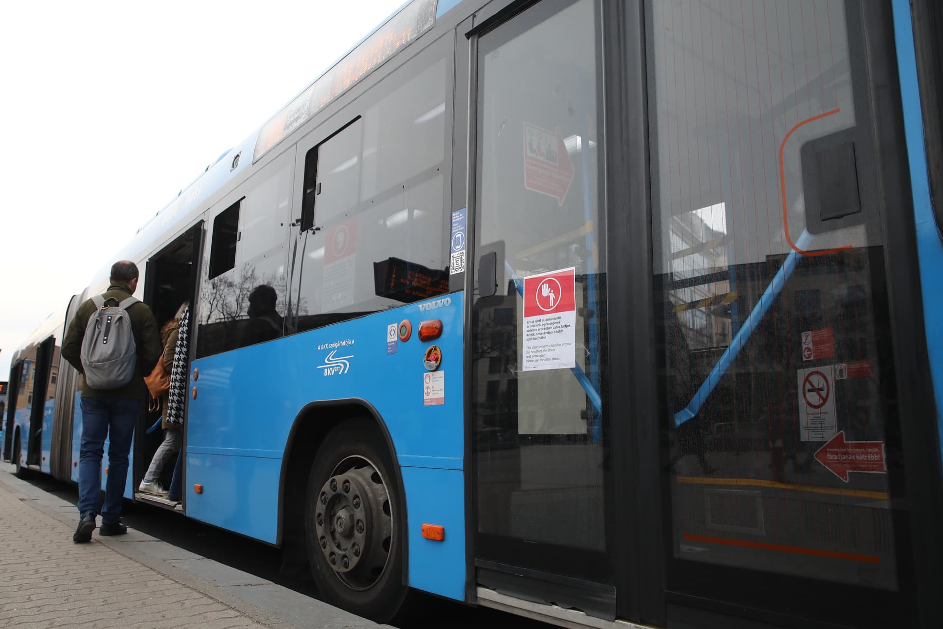 Motoros futárt gázolt egy busz Budapesten